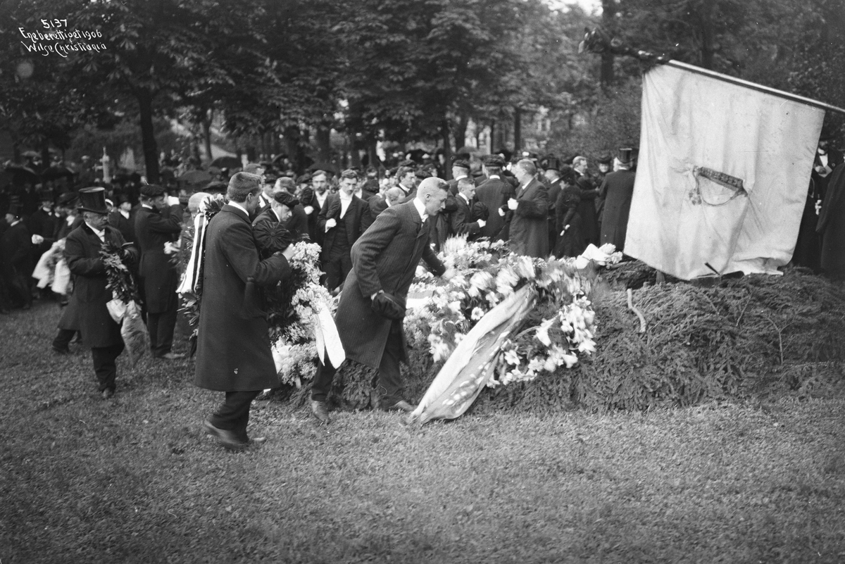 Anders Beer Wilse, Prot: Henrik Ibsen - Sangerfanen senkes over Graven 1906