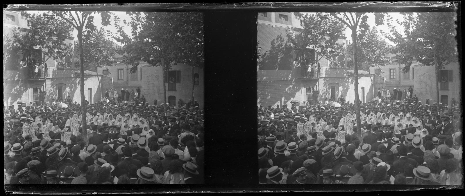 Desconegut, [Festa religiosa a la plaça Consell de la Vila]