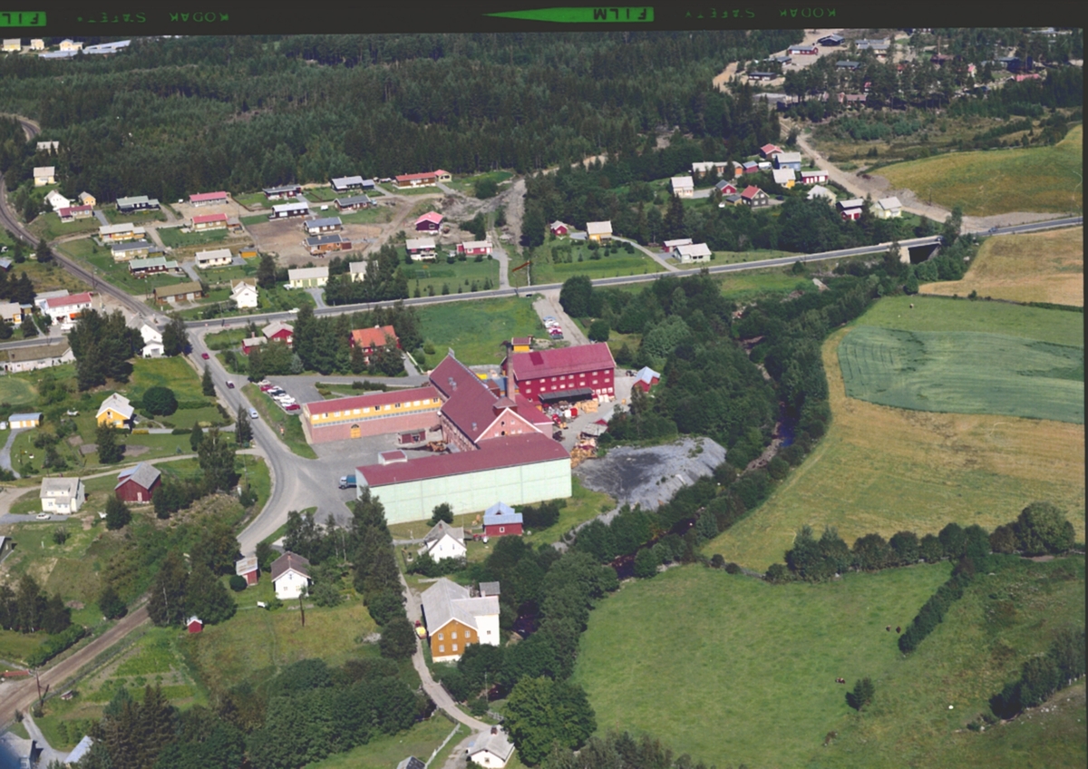 Widerøes Flyveselskap A/S, LØITEN BRÆNDERI, LØTEN BRENNERI. BRENNERIROA. FLYFOTO.