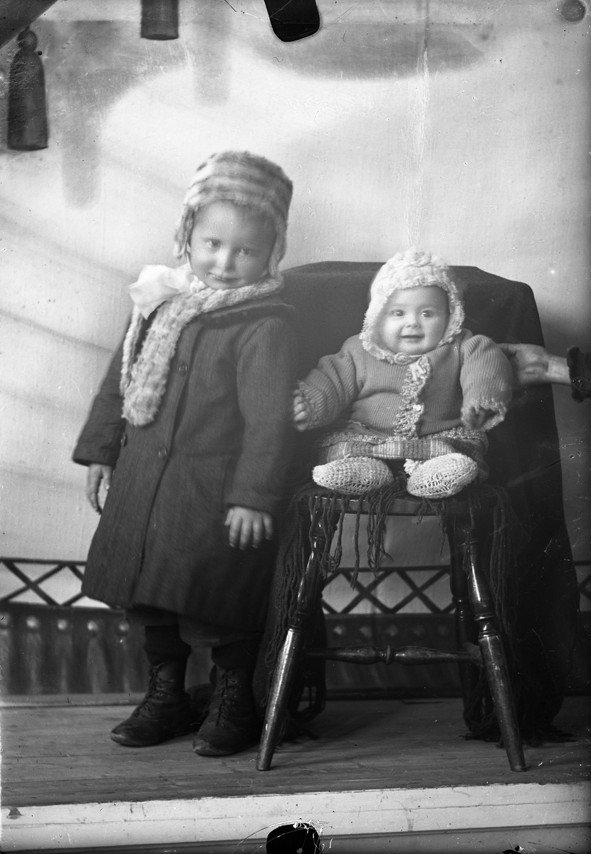 Oscar Holte, Portrett av to små barn