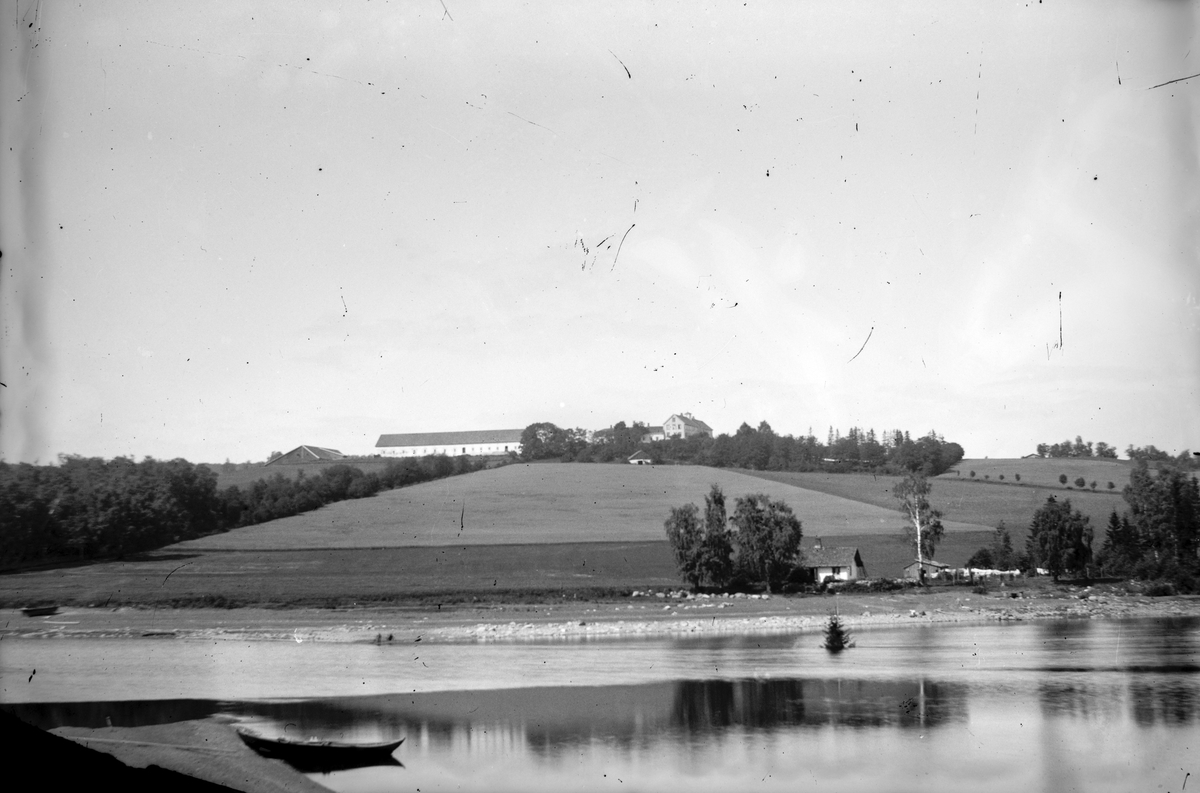Jacob Tollesen Hoel, Hovinsholm gård, Helgøya i Ringsaker. Gården med Holmstøen sett fra Hovinsholmen. Foto Jacob Hoel 10. 06. 1887.