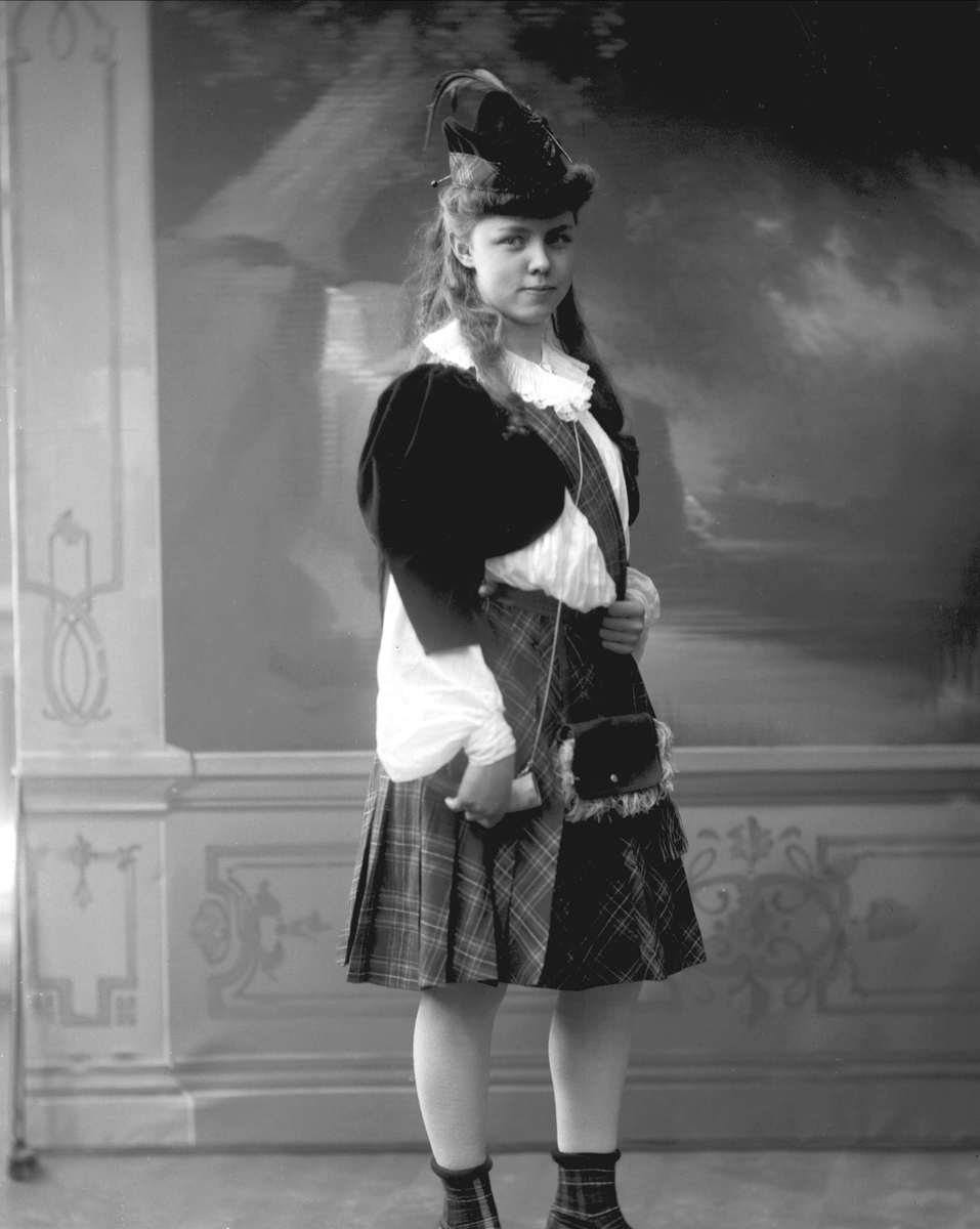 Gustav Borgen, Portrett, kvinne utkledd som skotte, i kilt eller tartan.