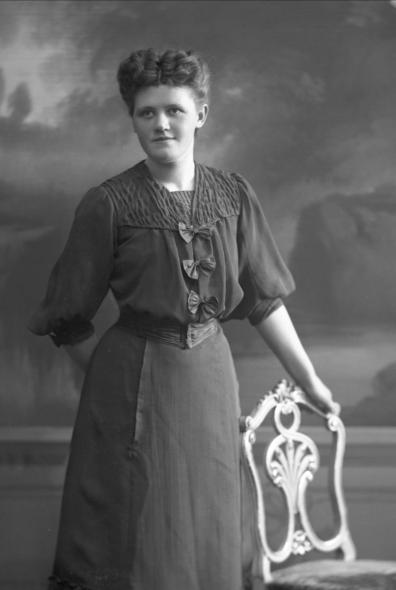 Gustav Borgen, Portrett, kvinne i mørk kjole. Frk Holmsen.