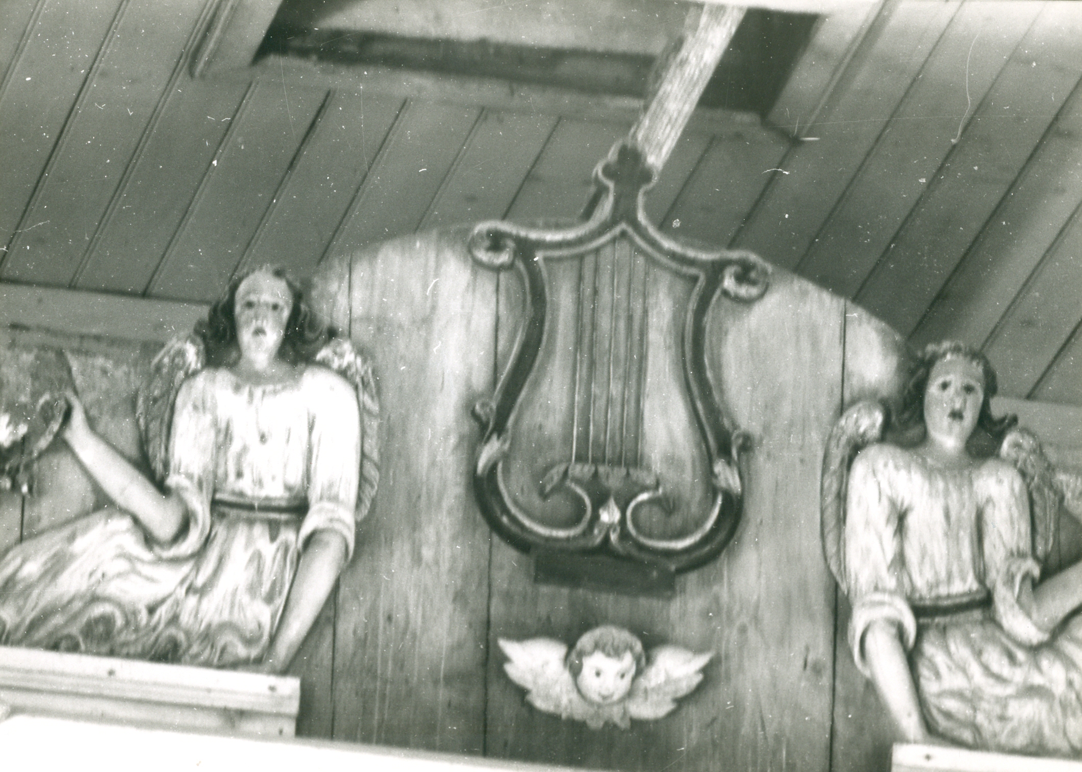 Nino Vranić, Silba (Silba) - Župna crkva Male Gospe - Detalj dekoracije prospekta - vrh prospekta sa figurama anđela (lijevo i desno) i lirom u sredini