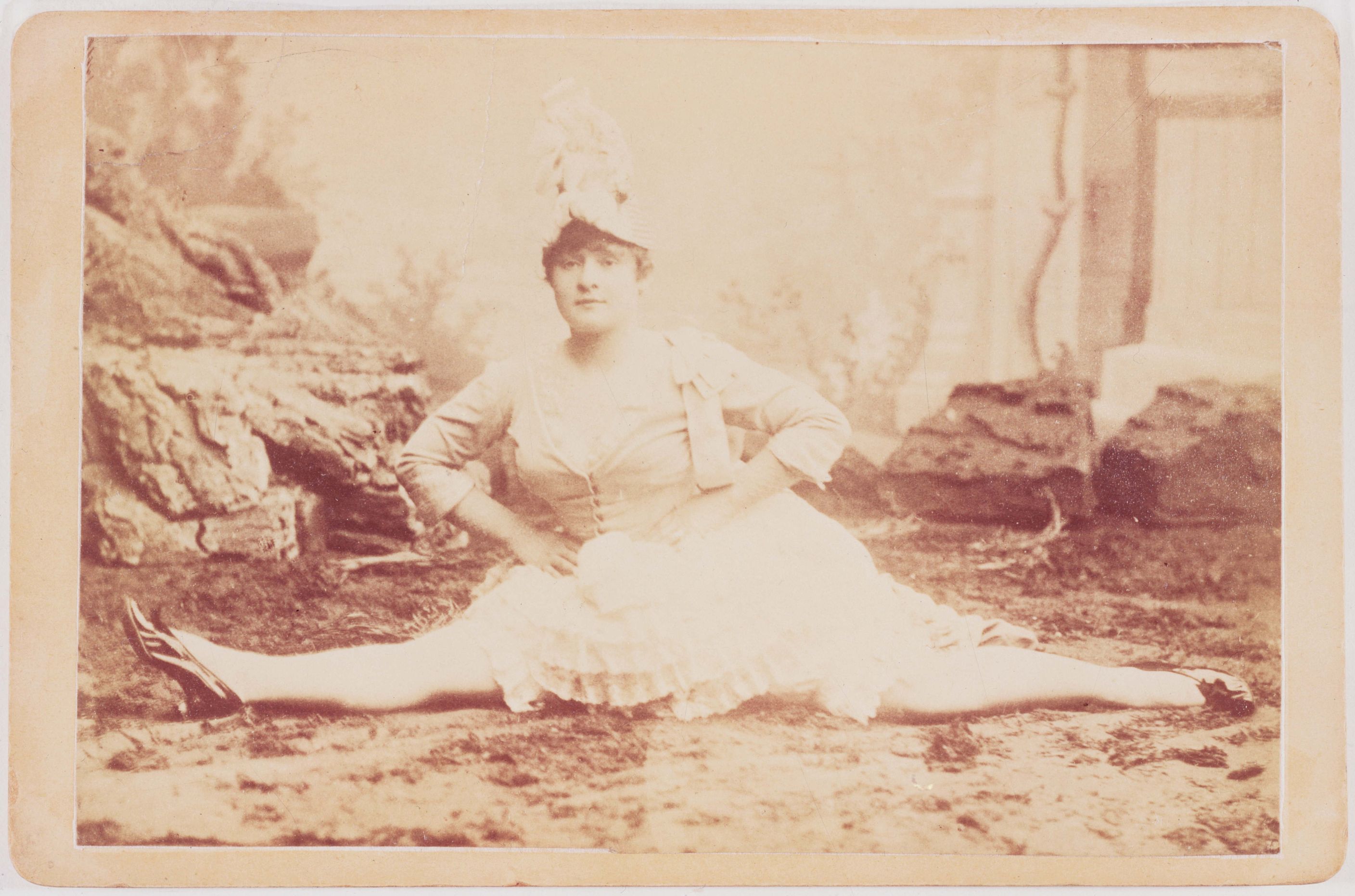 Anonyme, Portrait de la danseuse de cancan Louise Weber (1866-1929) dite la Goulue faisant le grand écart, dans un studio de prise de vue.