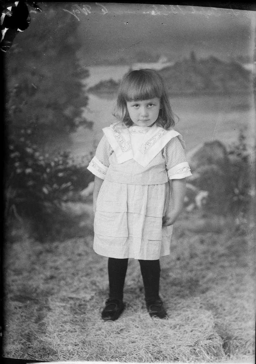 Skötsner-Edhlund, Ateljé Portrait - Children of A. Bülund from Gillinge, Ekeby parish, Uppland 1922