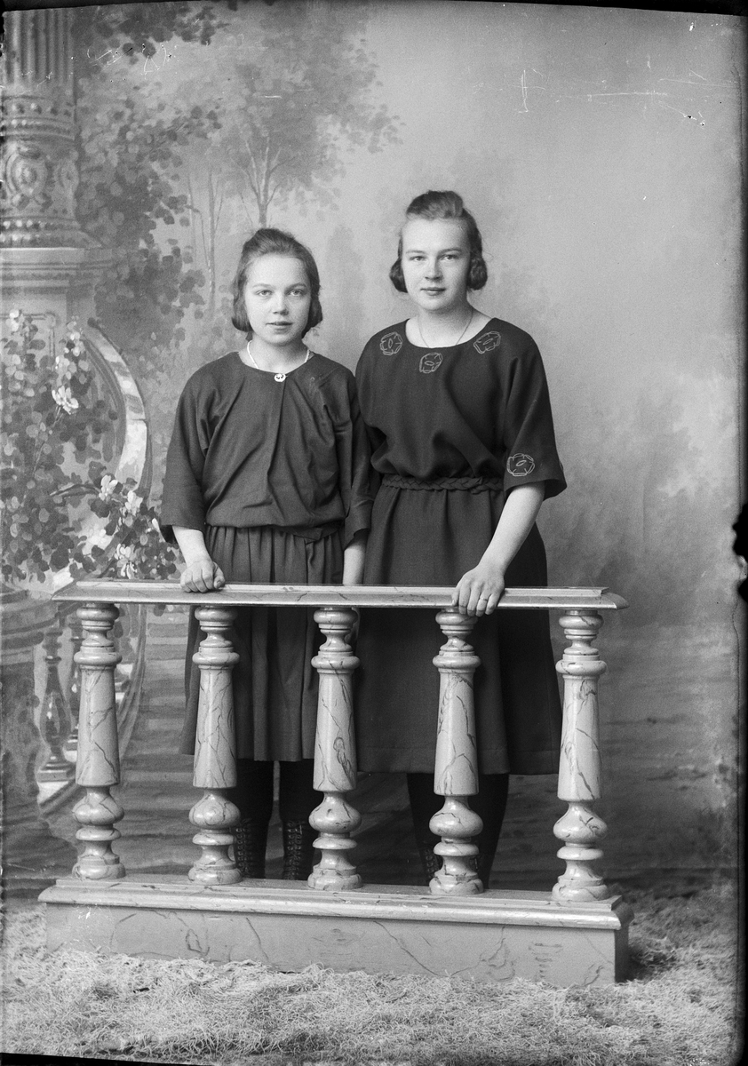 Skötsner-Edhlund, Ateljé portrait - the girls Mattsson from Ytternuttö, Börstil socken, Uppland 1924