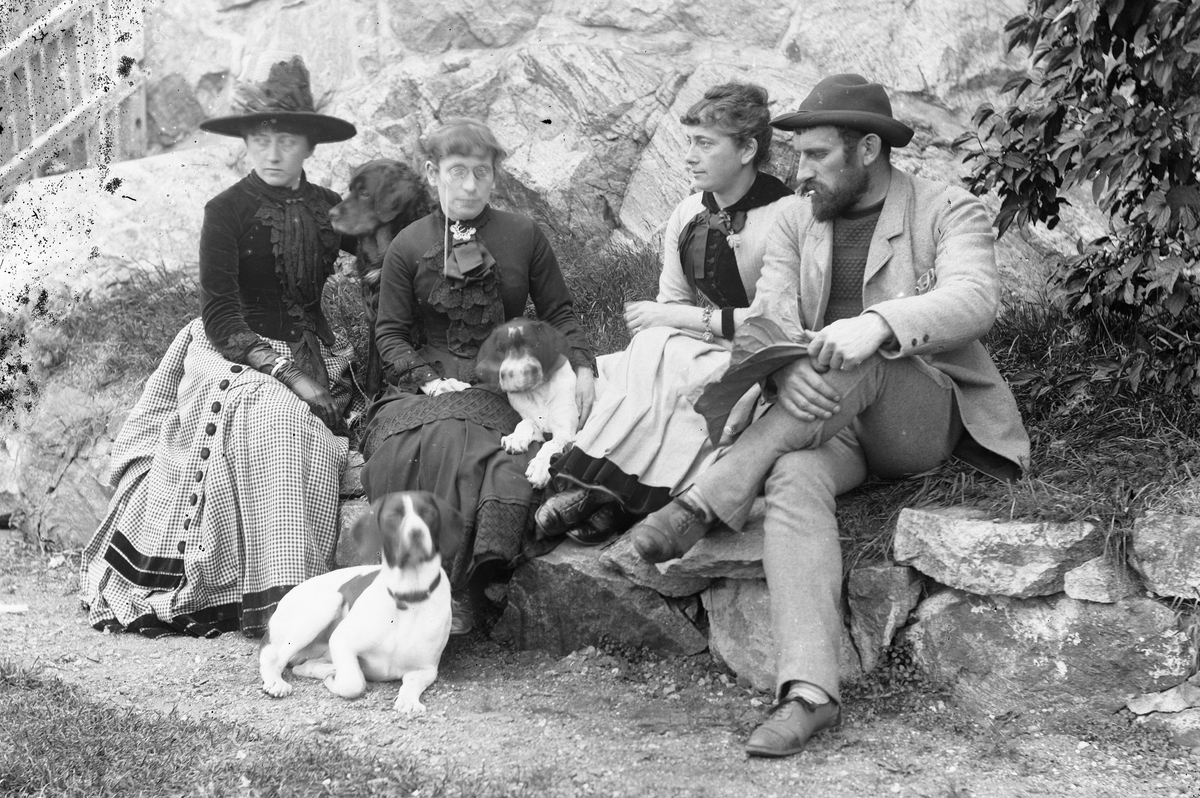 Hans Emil Erichsen, Fra venstre er Lydia Eugenie Olsen (f. 1848), kona til Hjalmar Johnsen. Tanta Thulla. Kona til Ludvig Skramstad og maleren Hjalmar Johnsen (1852-1901). Kvinne med briller: Aurora Maria Adeleide Guidotti (gift med Skramstad i første ekteskap i 1884, døde barsel) fra Italia. Kvinne med lys kjole: Vic…