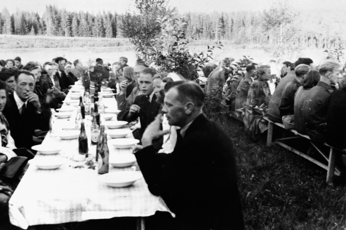 Anno Domkirkeodden, AVSLUTNINGSFEST, MILORG. 0. 22, BRYNSÅS, ROMDAL, MYE FOLK, LANGBORD,