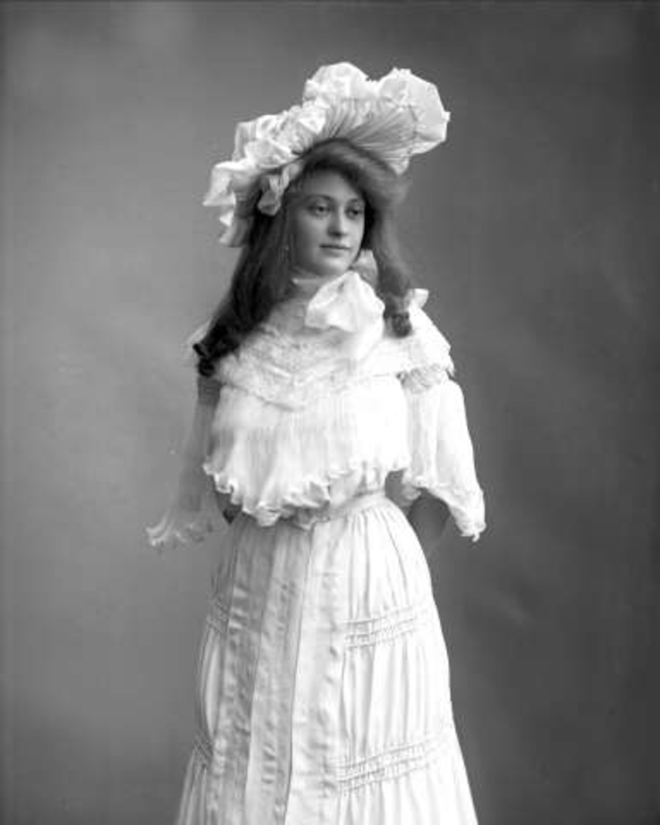 Gustav Borgen, Portrett, kvinne i lys drakt med hatt. Frøken Holmboe.