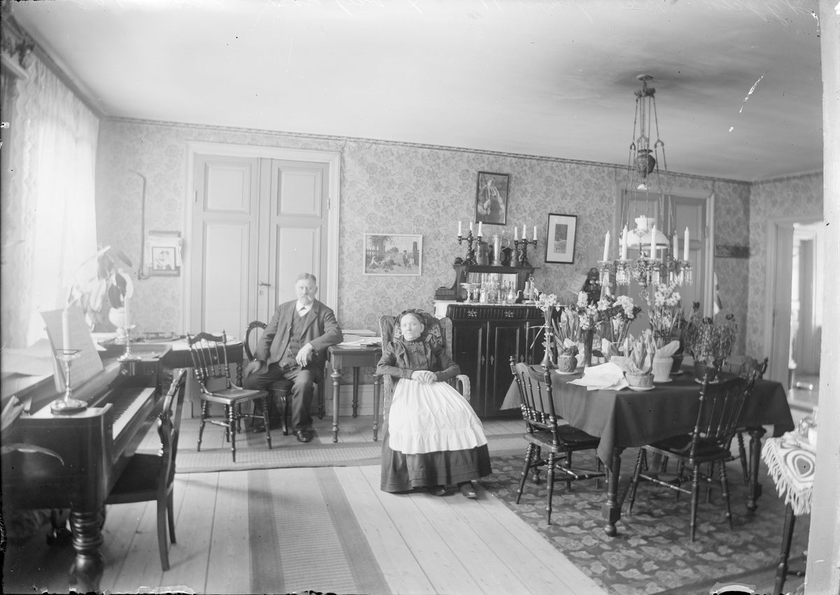 Henri Osti's Fotografiateliér, "Nygrens rum", Bredgränd 11, Uppsala 1908