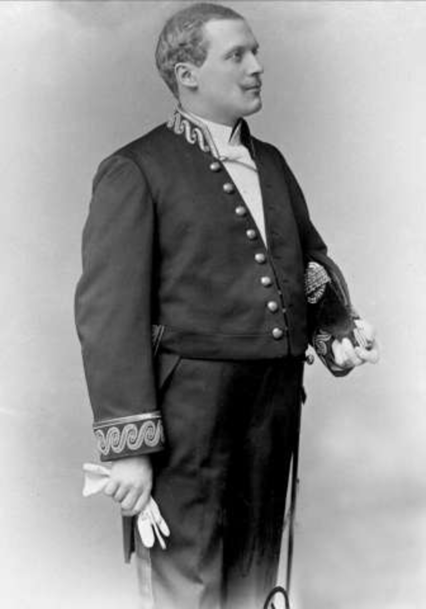 Gustav Borgen, Portrett, Hr Otto Løvenskiold, i uniform som legasjonsråd eller legasjonssekretær i den felles svensk-norske utenrikstjeneste.
