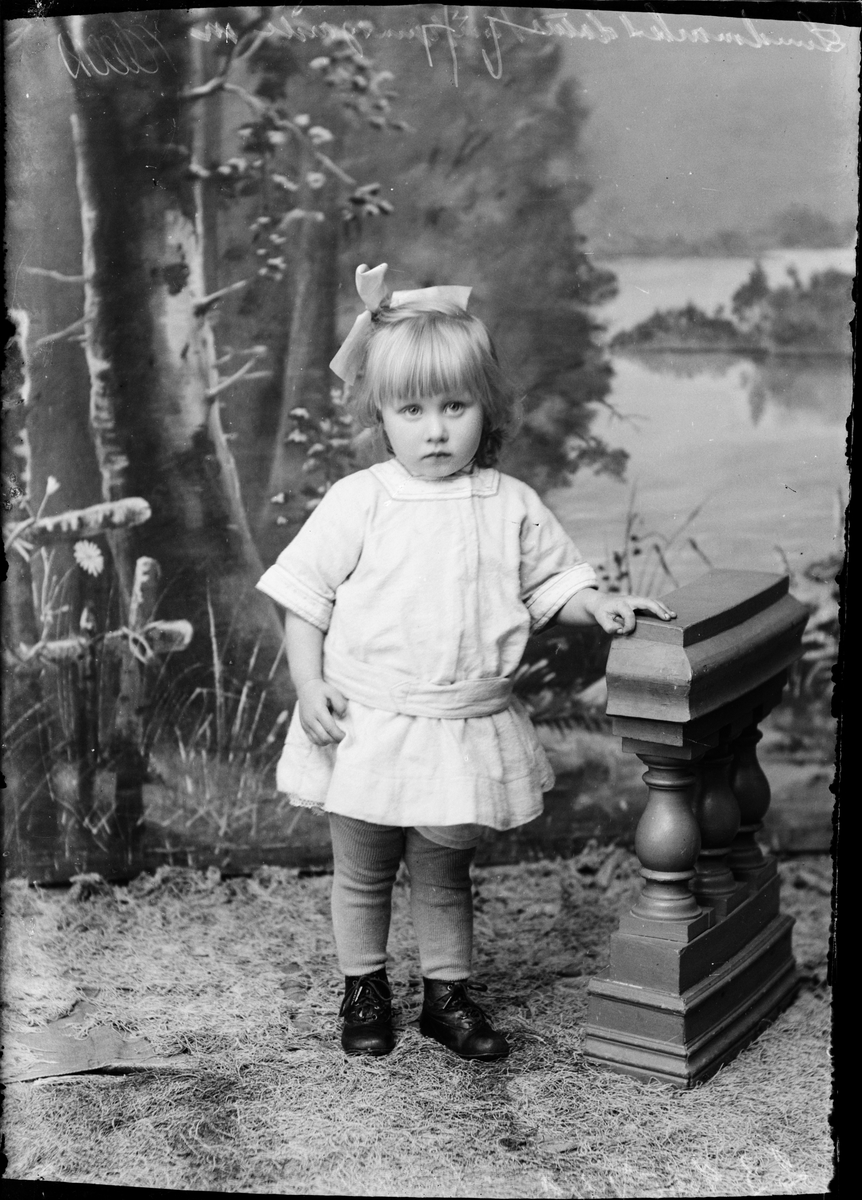 Skötsner-Edhlund, Barnporträtt - en flicka, Östhammar, Uppland 1919