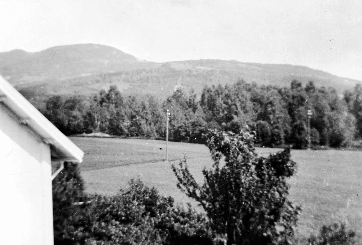 Anno Domkirkeodden, Utsikt mot Høsbjøråsen sett fra Granerud gård, Brumunddal. Jordene ble senere utbygd av Berger Langmoen.