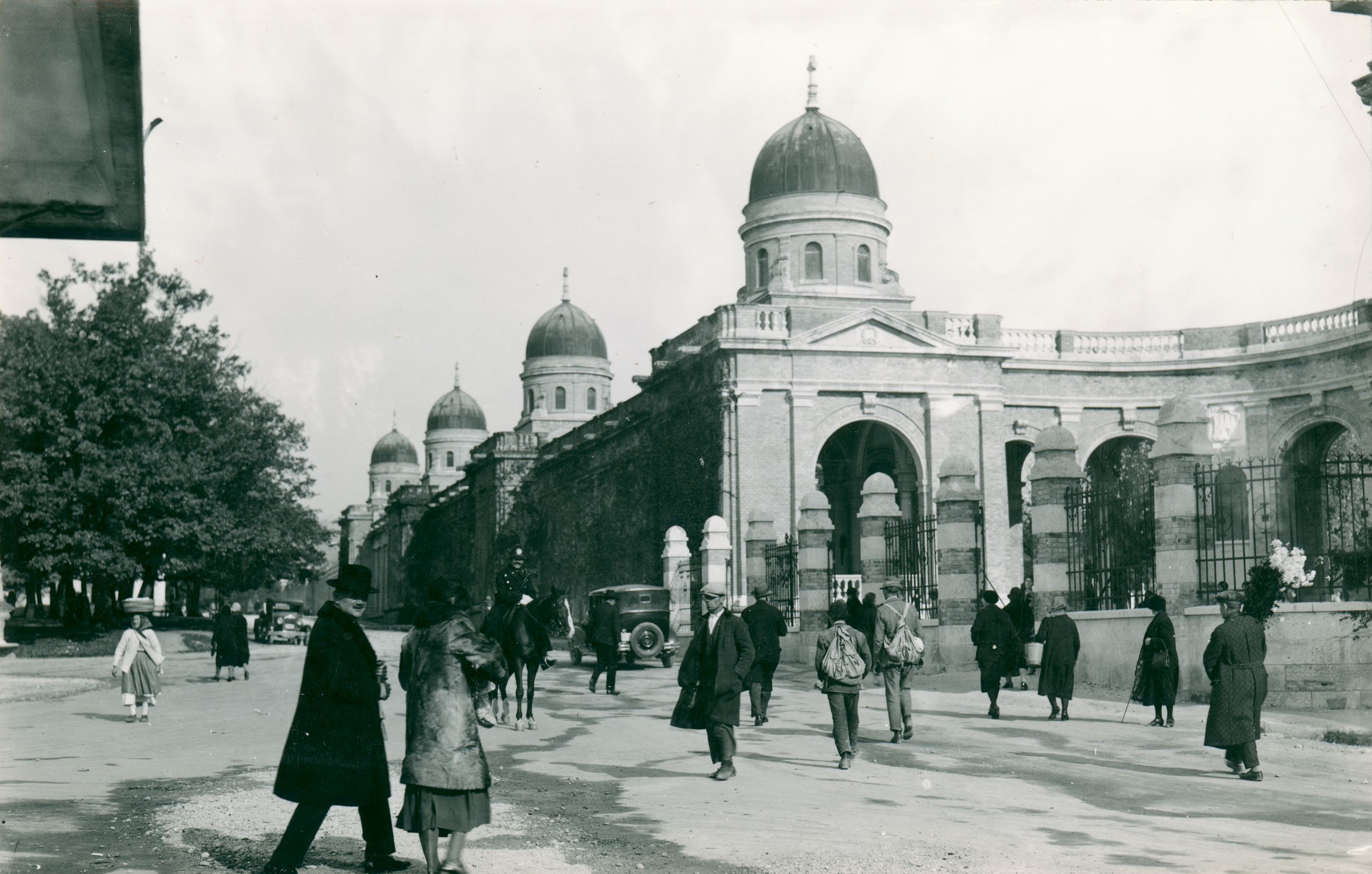 Vladimir Horvat, Zagreb (Mirogoj) - Arkade uz crkvu Krista kralja