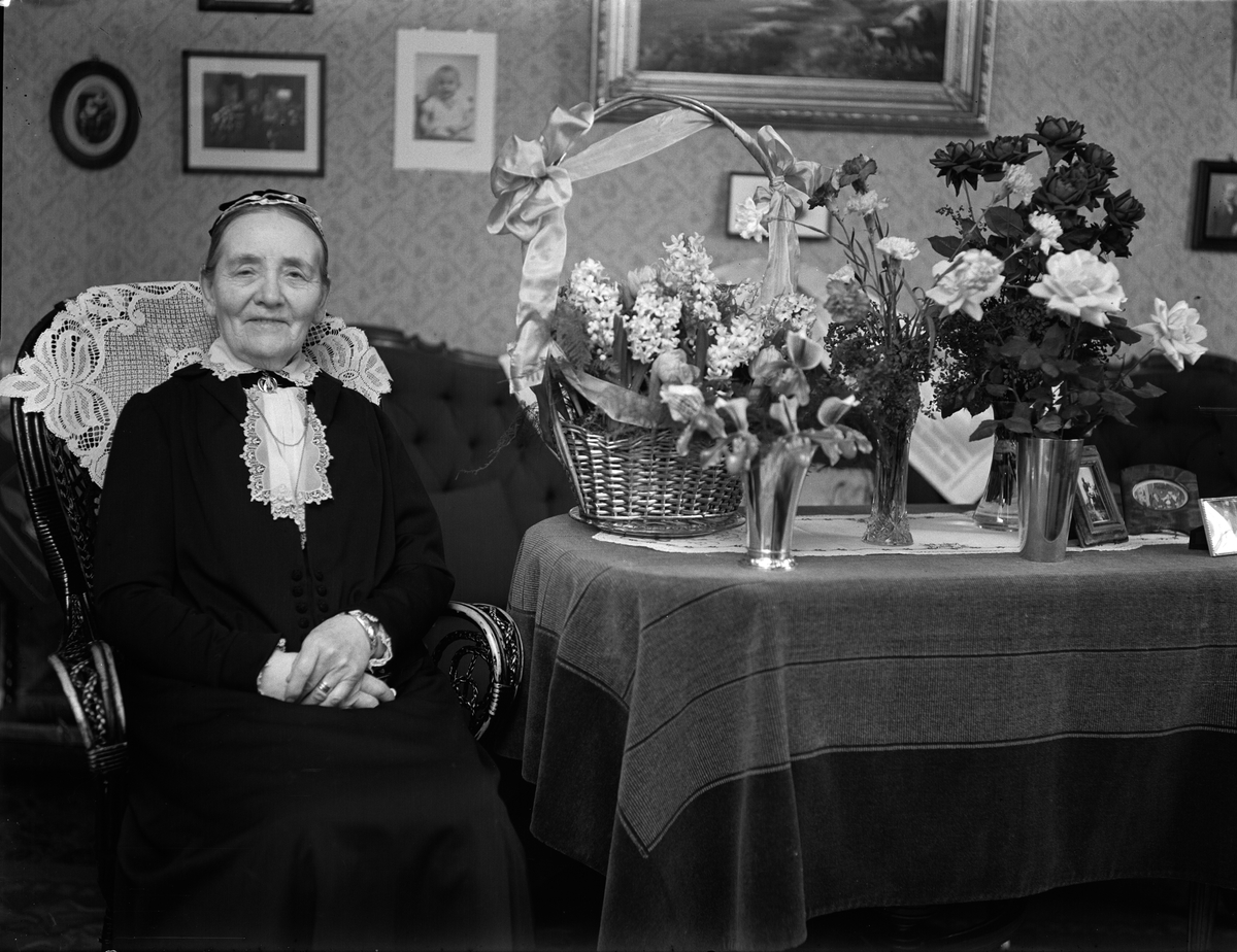 Paul Sandberg, Birthday portrait - aged woman in a home environment, likely Uppsala 1934