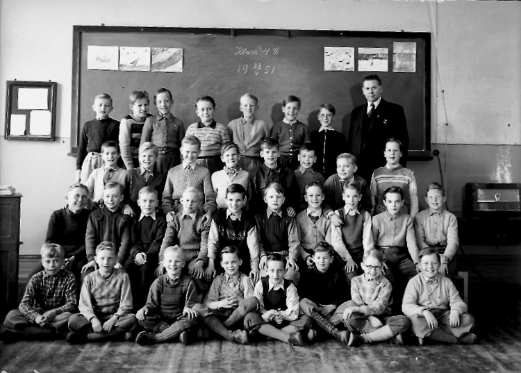 Sven Lindskog, Vasaskolan, classroom interior, 33 boys with teacher Gustaf Tillas. Class 4C, Room 14, 20.