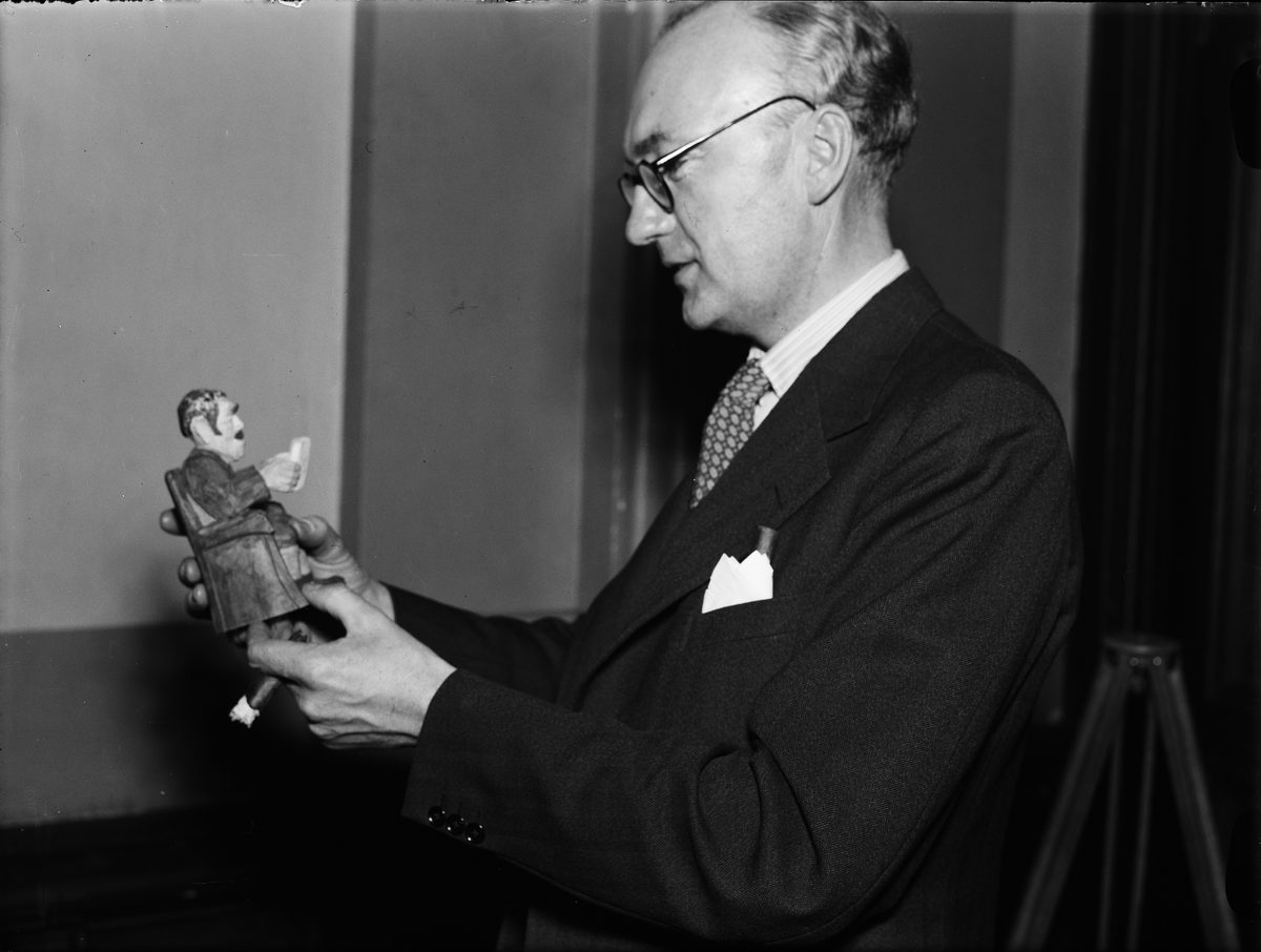 Paul Sandberg, Intendent Nils Ålenius med figur förställande konstnären och poeten Olof Thunman, Uppsala 1943