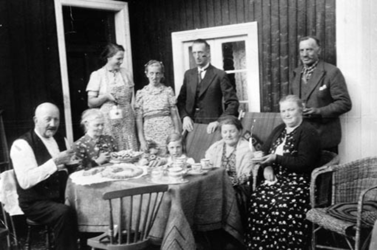 Anno Domkirkeodden, Kaffeservering utendørs, Myrheim, Nes, Hedmark. Fra venstre er baker Lie Hamar, Mina Lie, damen med kaffe kjelen, er hushjelp Rut Haldis Mangset, ukjent, Østby, Anders Myhre, Emma Myhre, resten ukjent.