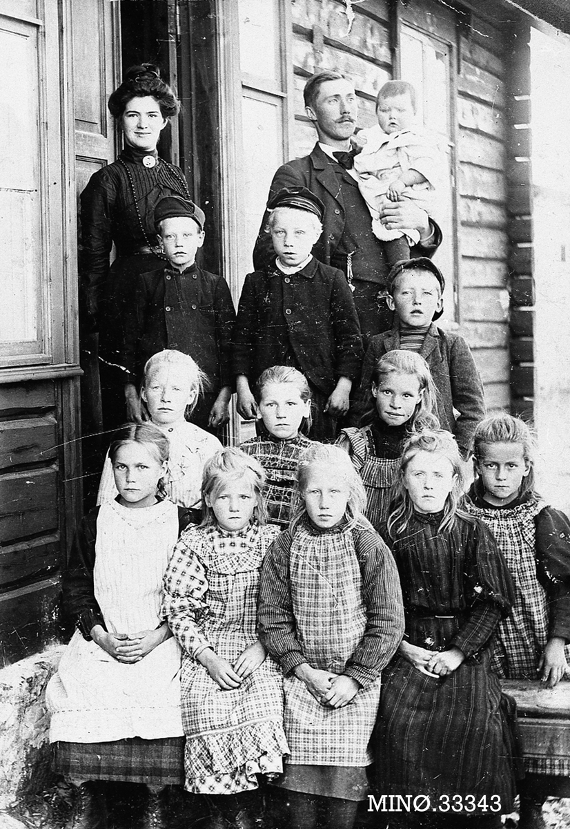 Ukjent, Barn og to voksne - skole?