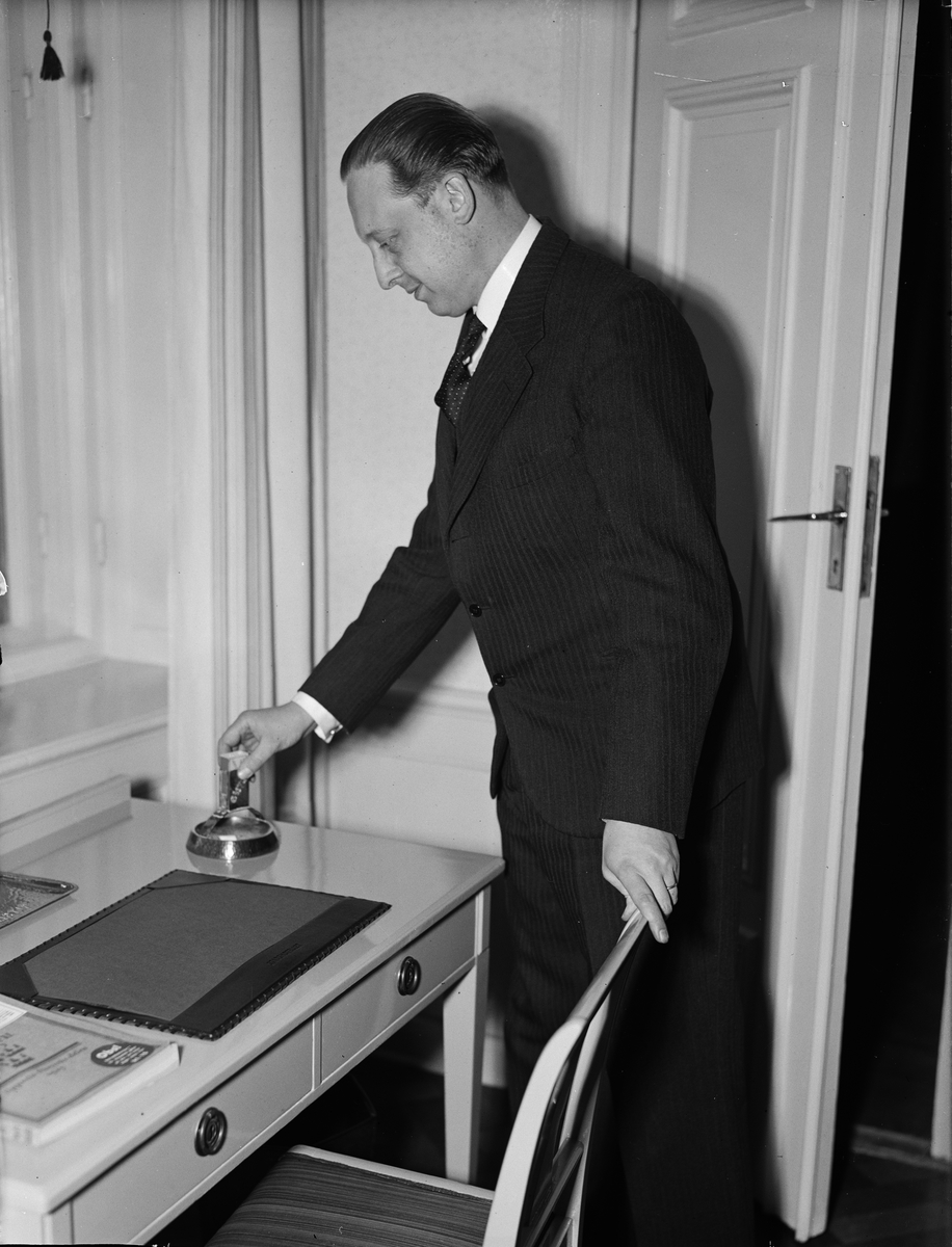 Paul Sandberg, Källarmästare Gunnar Almgren, restaurang Gästis, stadshotellet Uppsala, februari 1944