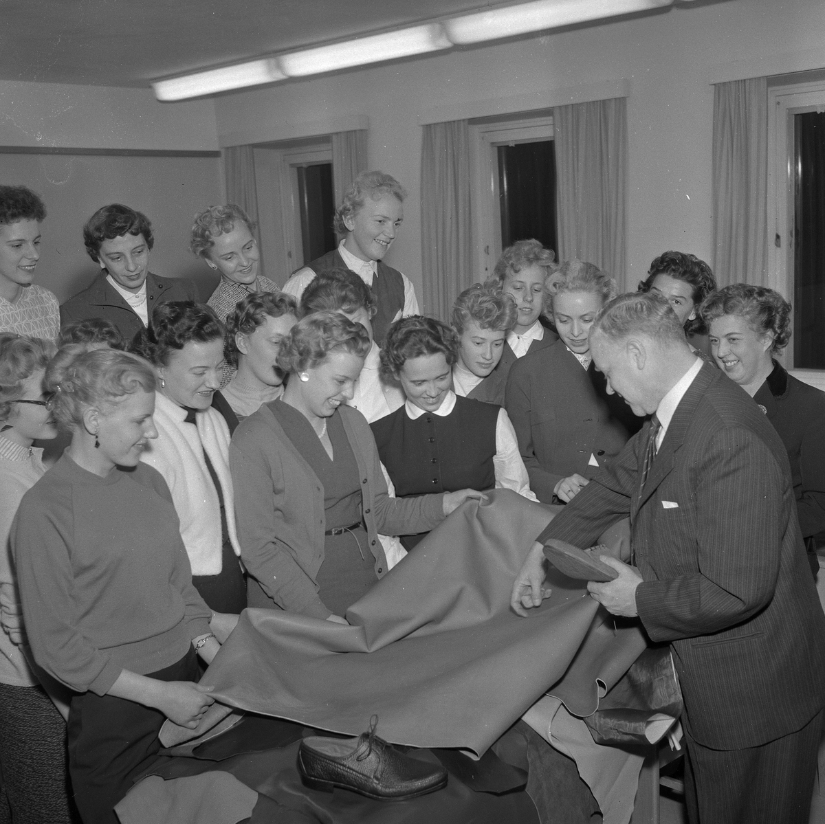 Örebro Kuriren, Skobiträdeskurs. November 1956.