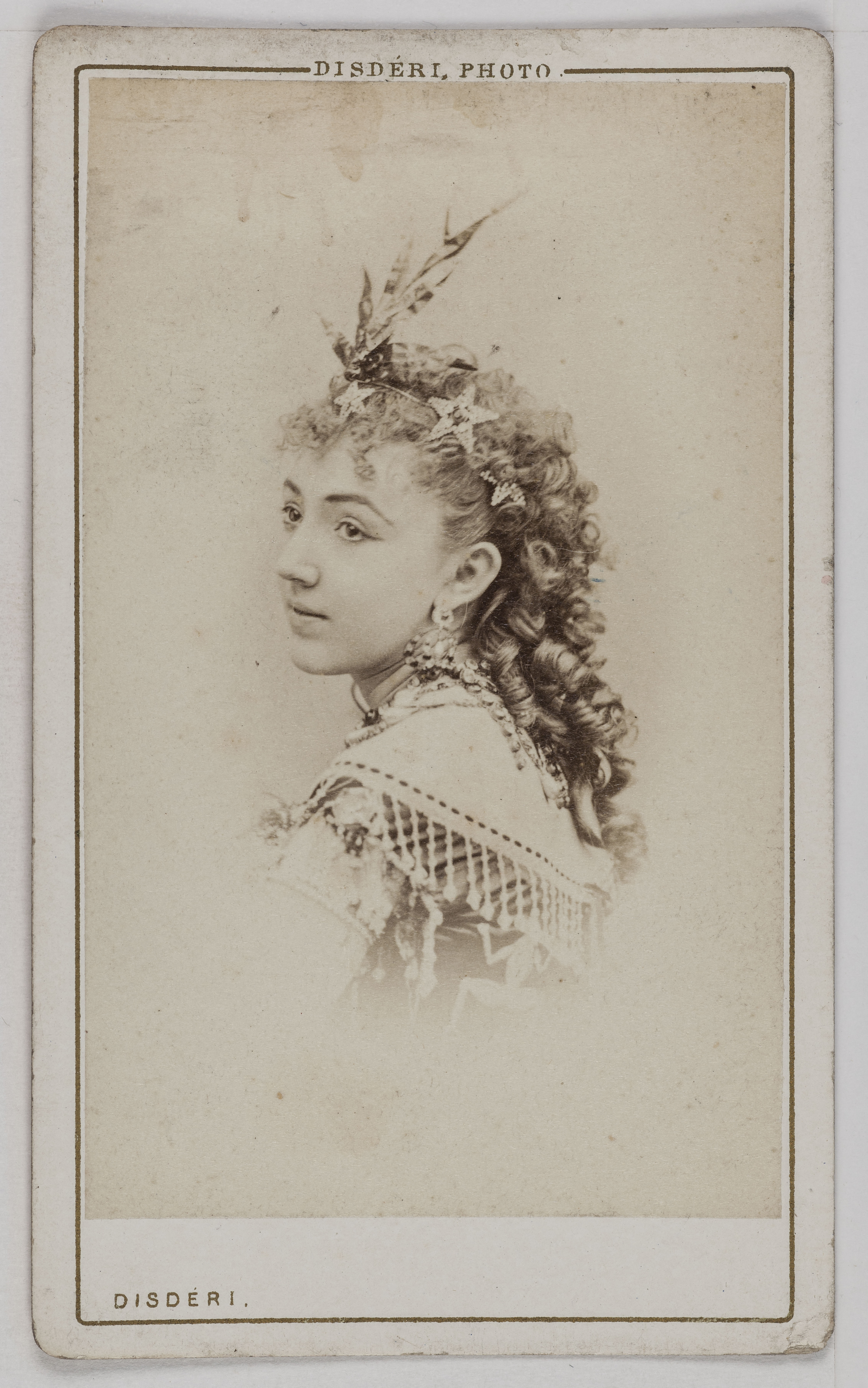 André-Adolphe-Eugène Disdéri, Portrait de Madame Vidal, danseuse à l'Opéra Comique en 1875.