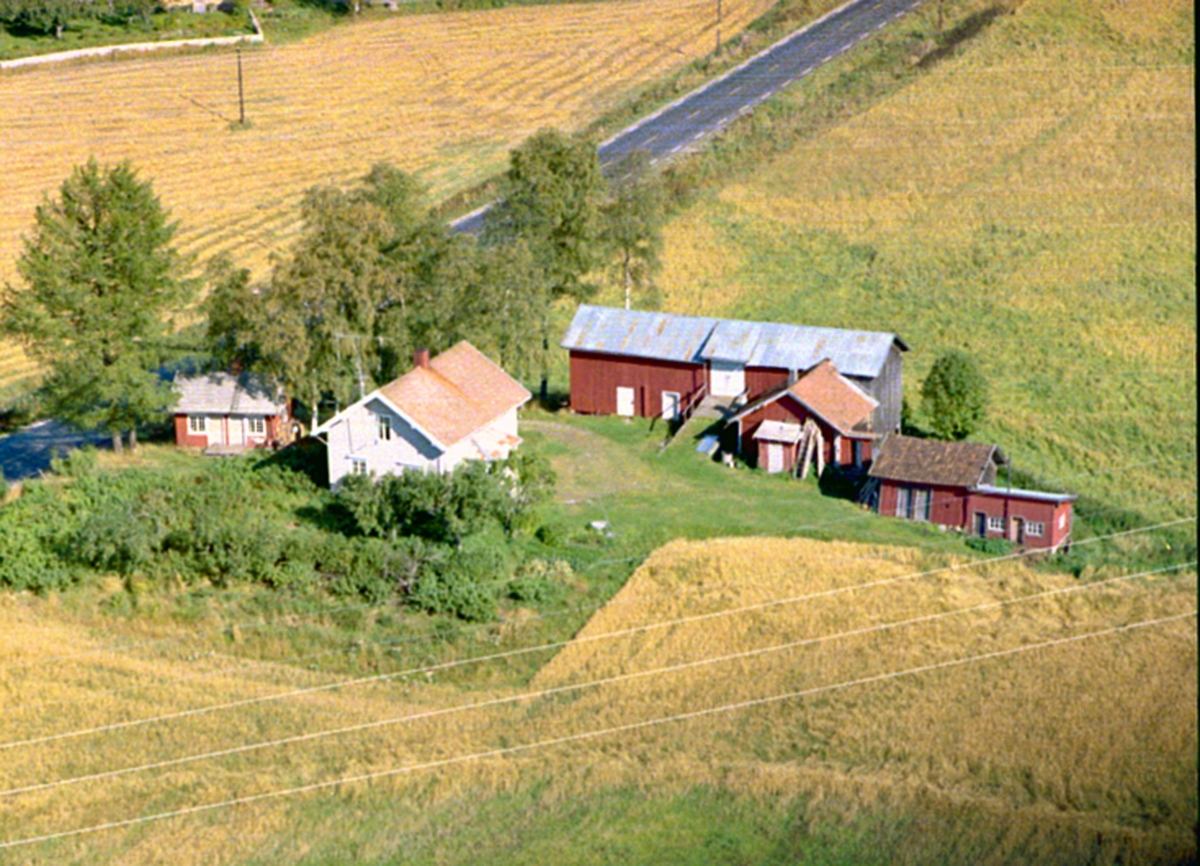 Widerøes Flyveselskap A/S, FLYFOTO ÅSHAUG GARD