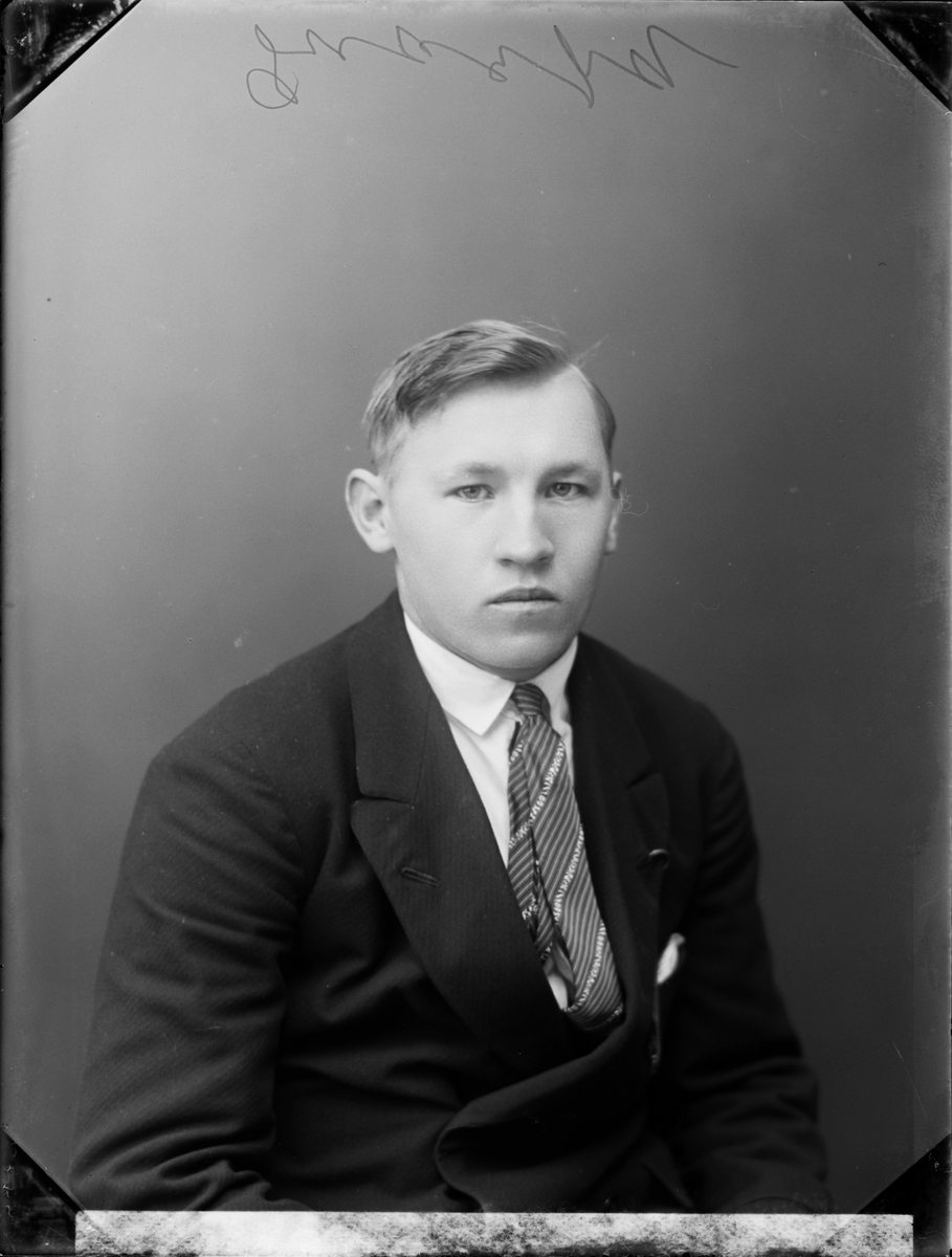 Skötsner-Edhlund, Ateljéporträtt - Erik Hägglöv, Östhammar, Uppland