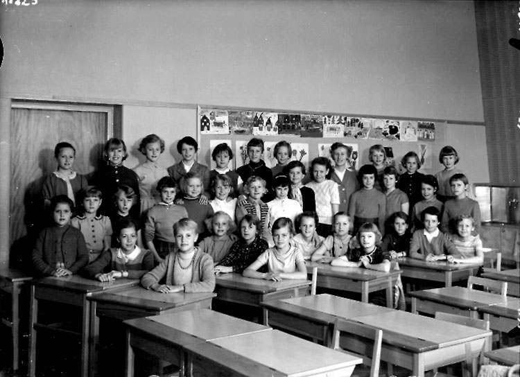 Sven Lindskog, Vasaskolan, klassrumsinteriör, 35 flickor med lärarinna fröken Sonja Gustafsson. Klass 4f, sal 15.