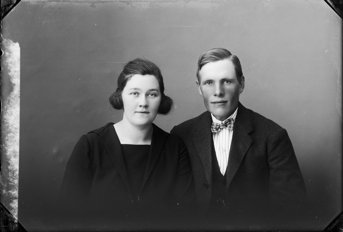 Skötsner-Edhlund, Ateljéporträtt - kvinna och Rickard Jansson från Harg socken, Uppland 1926