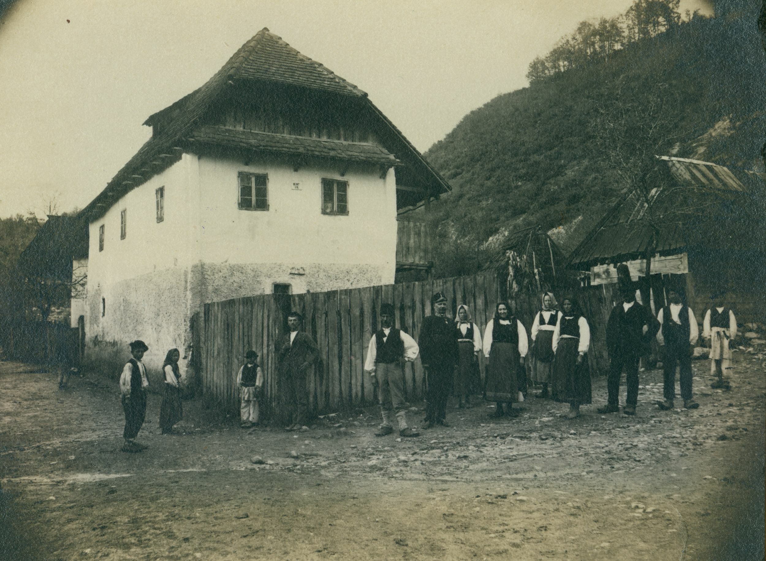 Emil Laszowski, Zrin (Dvor) - Dio naselja s tradicijskom kućom i okućnicom te lokalnim življem koje pozira fotografu