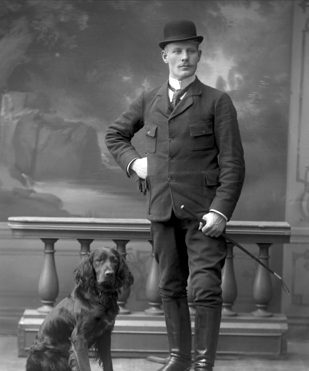 Gustav Borgen, Gruppeportrett, mann i rideklær og en fuglehund.
