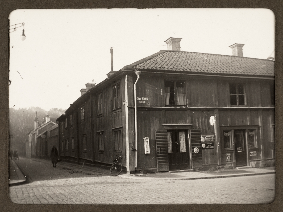 August Fredrik Schagerström, "Upsala. Öfre Slottsgatan", hörnet Åsgränd - Övre Slottsgatan, kvarteret Kornhuset, Uppsala 1928