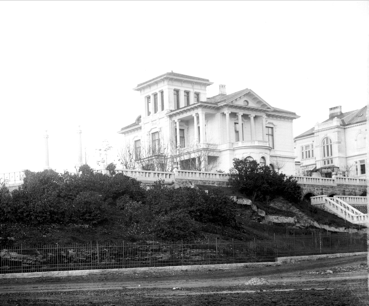 Gustav Borgen, To store hus og hageanlegg.