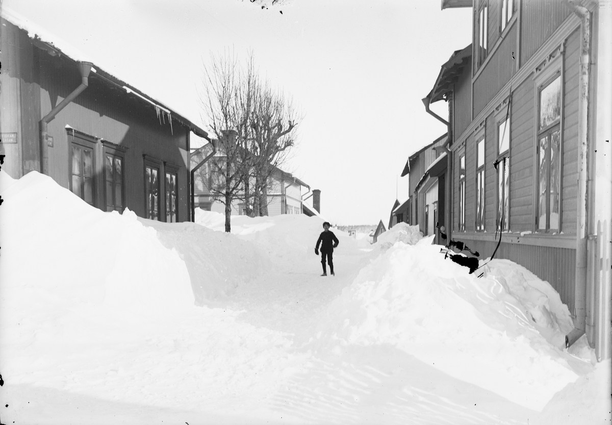 Skötsner-Edhlund, "Södra Tullportsgatan efter det stora yrvädret den 9 mars 1908", Östhammar, Uppland