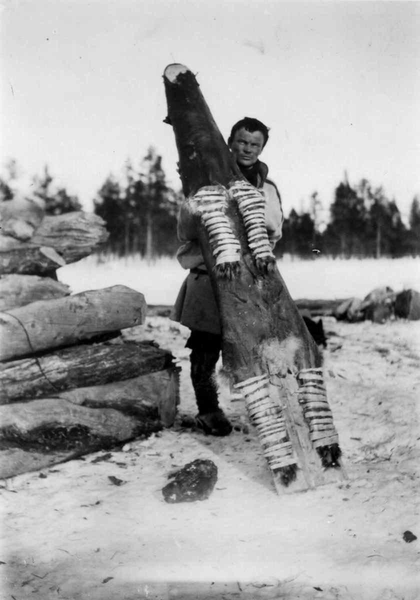 Konrad Nielsen, Mann med spilet ulveskinn. Antagelig Finnmark.