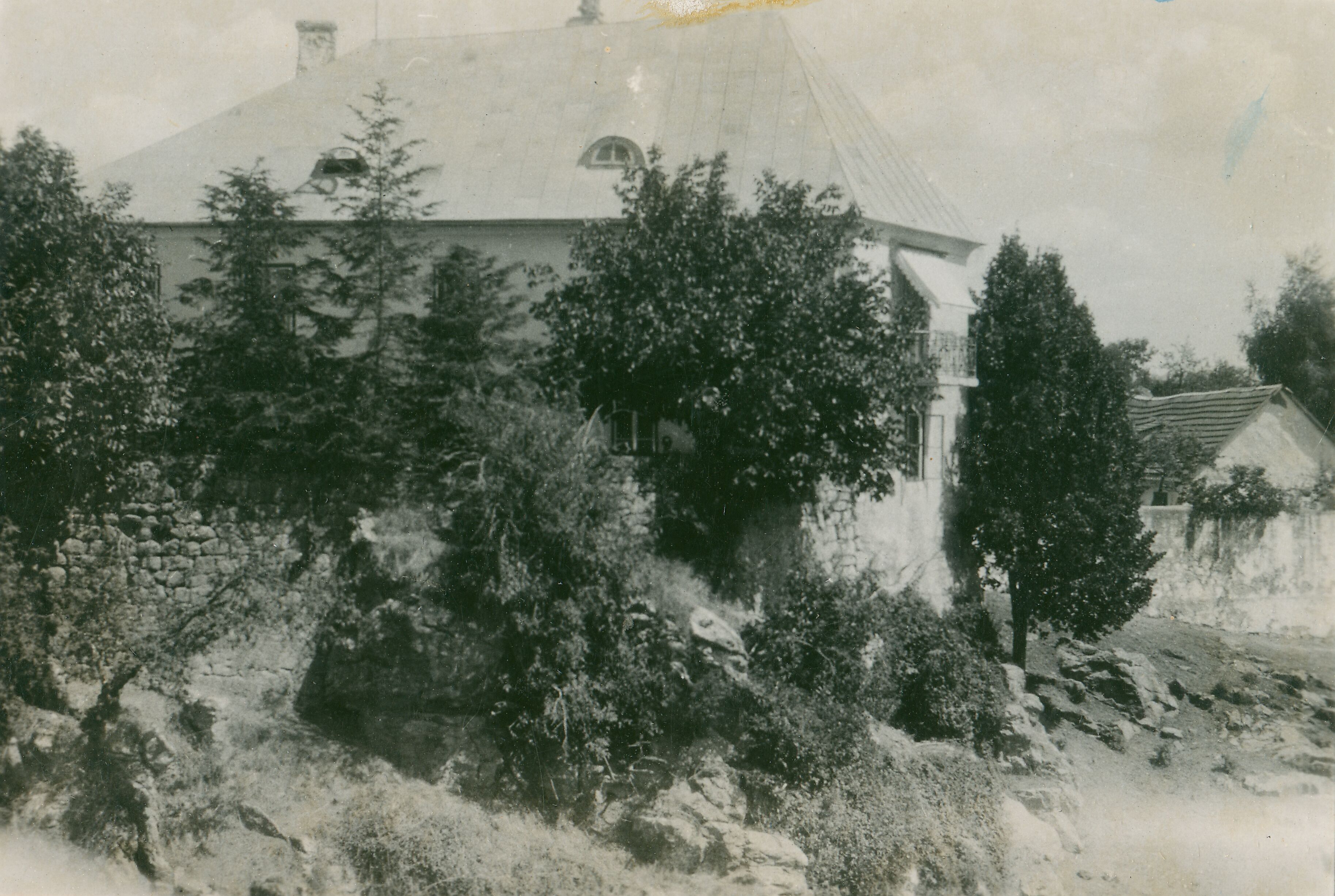 Većeslav Henneberg, Gospić - Kuća age Senkovića na Novčici