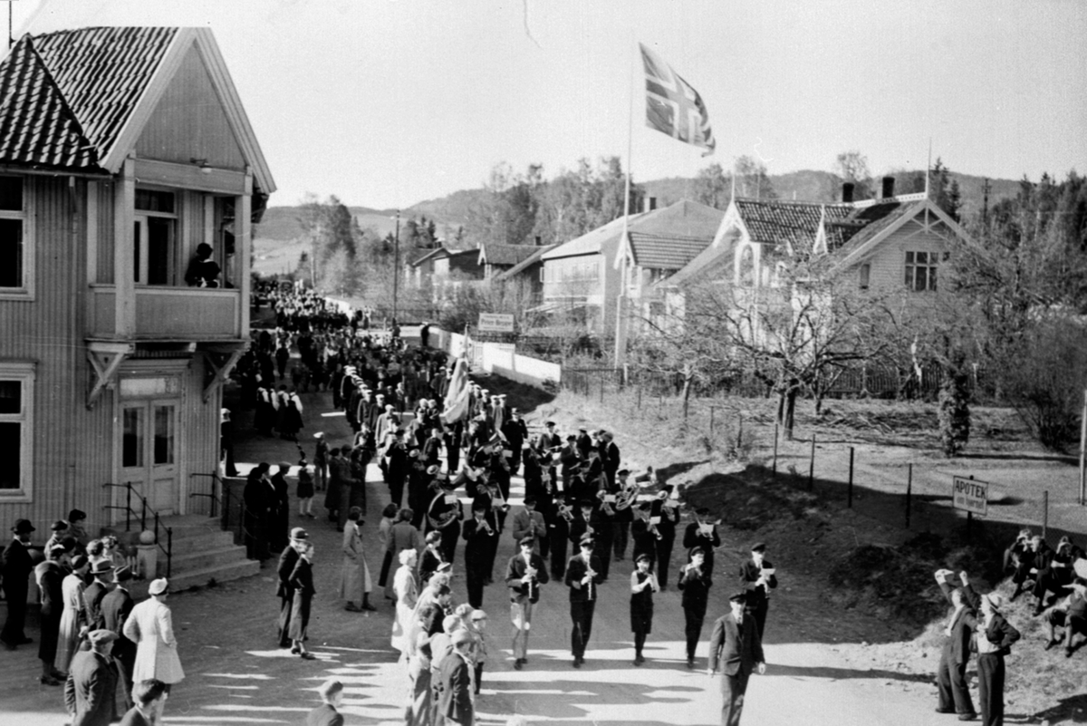 Anno Domkirkeodden, 17. maitog, musikkorps, mye folk i Storgata, Moelv.