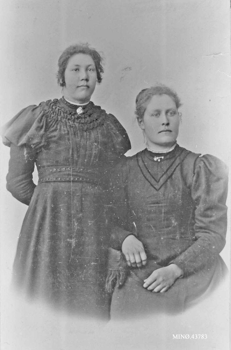 Henrik Augustinsson Stinessen, Kvinner, klær.
