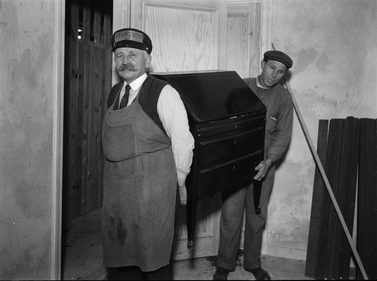 Paul Sandberg, Stadsbud flyttar chiffonjé, Uppsala 1937