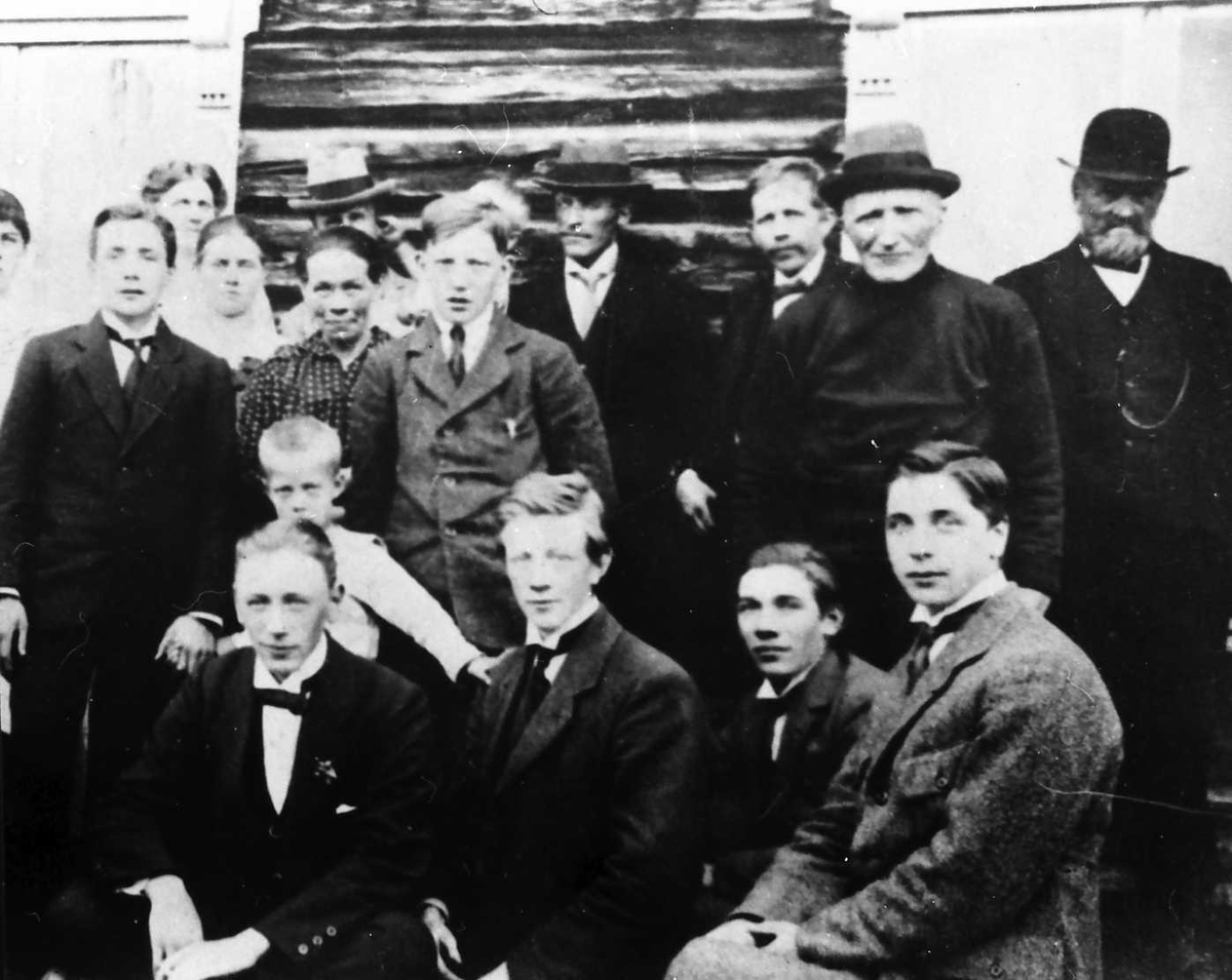 Ukjent, Forsamling