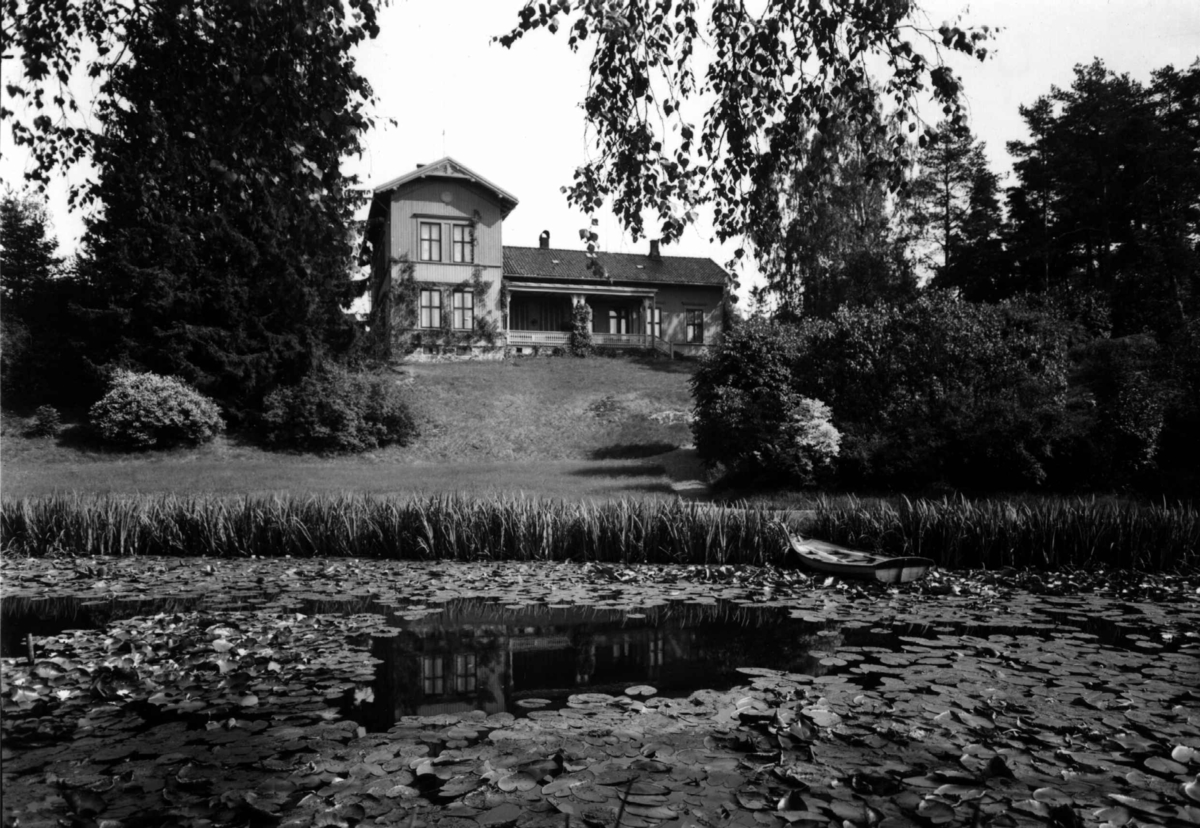 Anders Beer Wilse, Øvre Ljan gård, Oslo, Østre Aker. Vannliljedam, hagen og hovedbygningen. Tidligere kalt Østre Ljan, senere Store Ljan.
