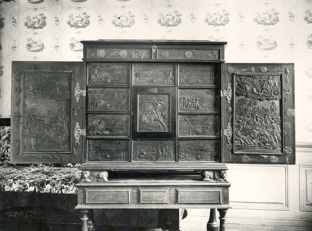 Nordiska museet, Ett öppet kabinettskåp.