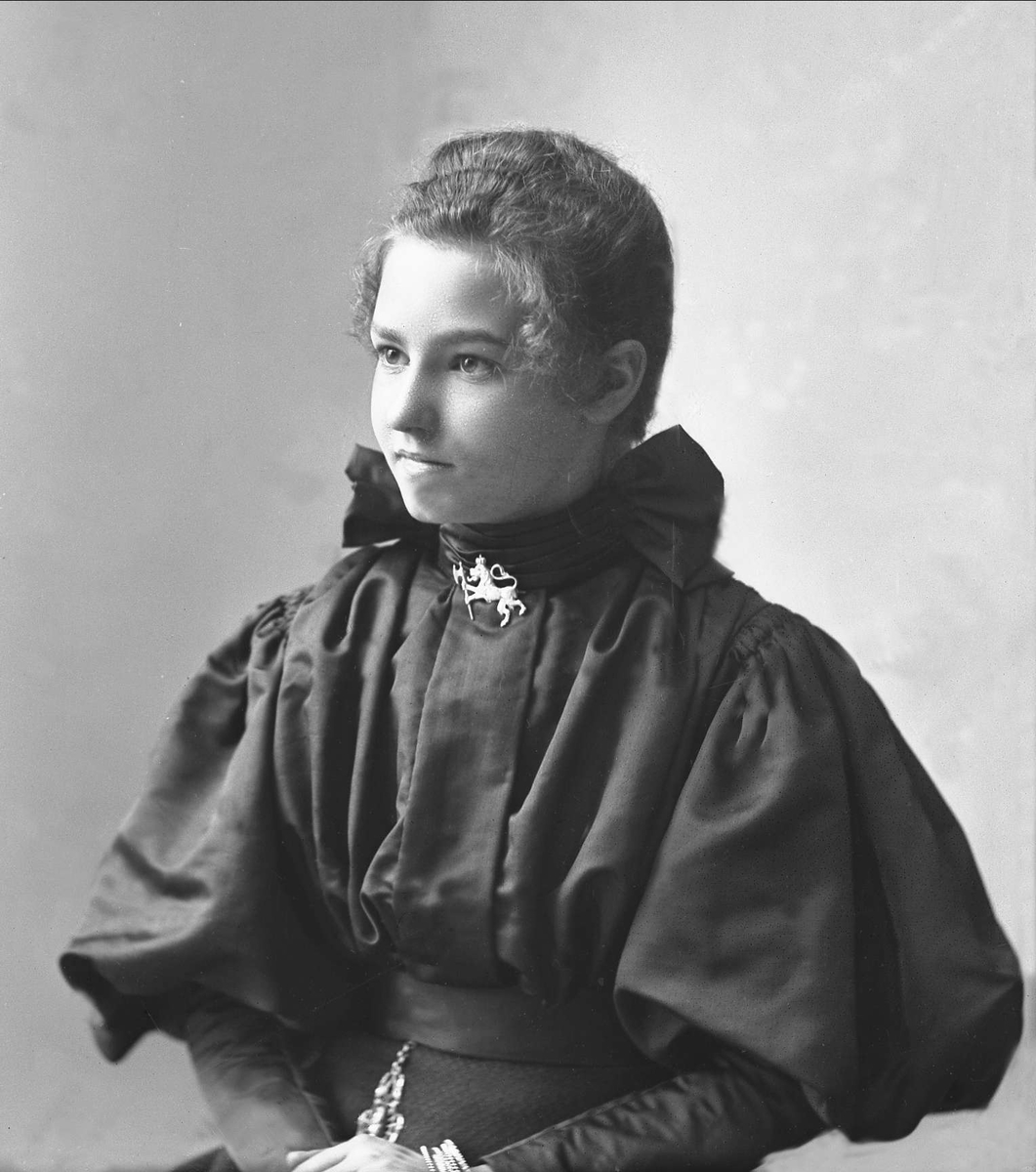 Gustav Borgen, Portrett, Kathinka Andvord i svart drakt, smykke formet som den norske løve i halsen.