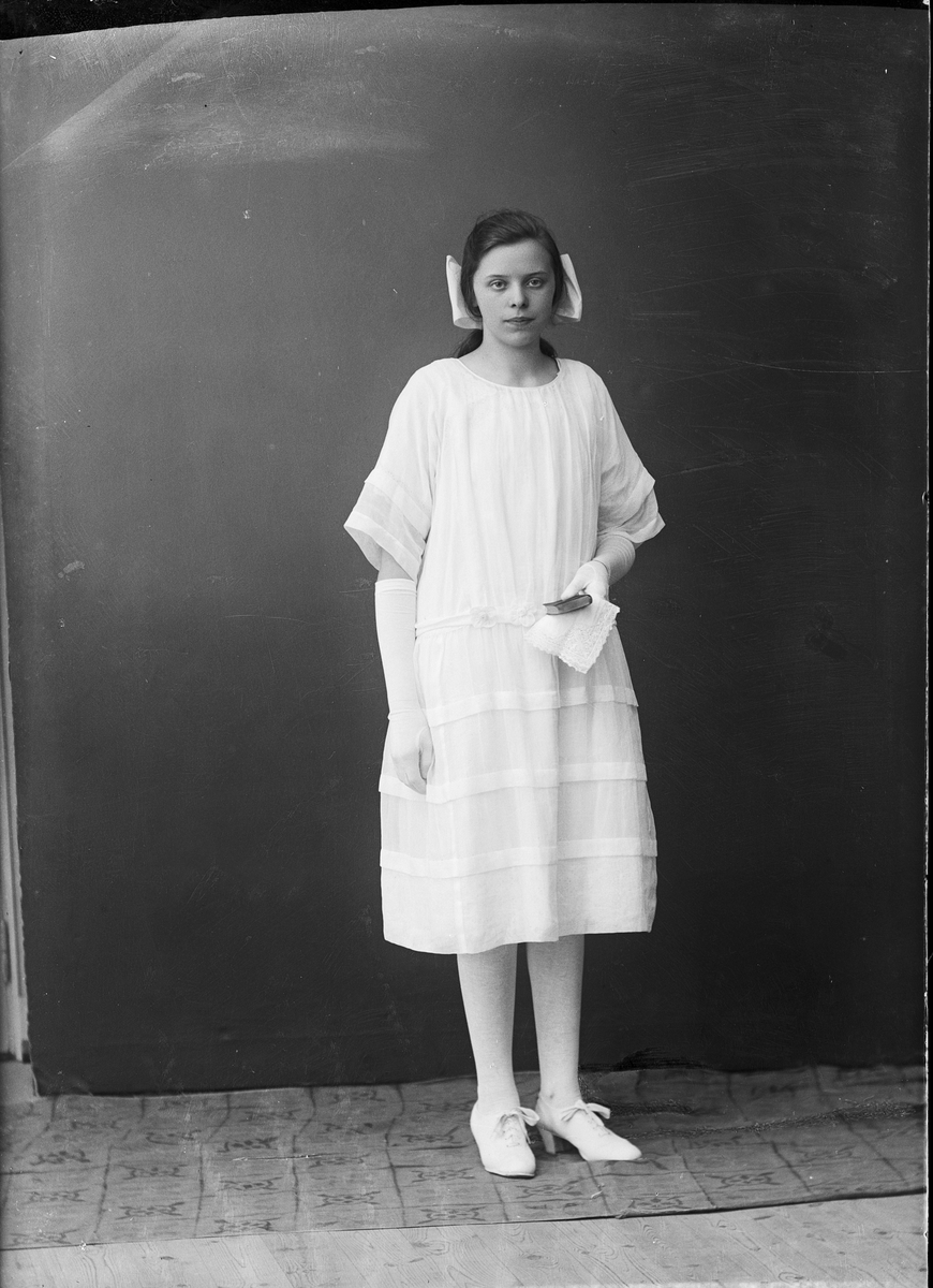 Skötsner-Edhlund, Ateljéporträtt - Birgit Öhrn från Hargshamn, Harg socken, Uppland 1923