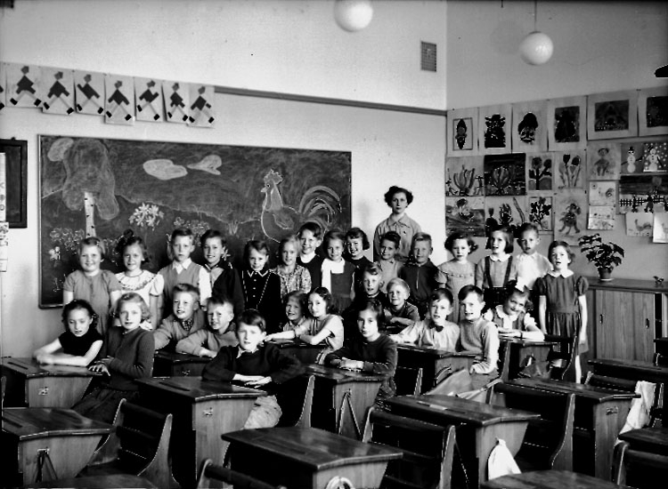 Sven Lindskog, Engelbrektsskolan, klassrumsinteriör, 28 skolbarn med lärarinna fru Kerstin Wallin. Klass 2aj, sal 15.