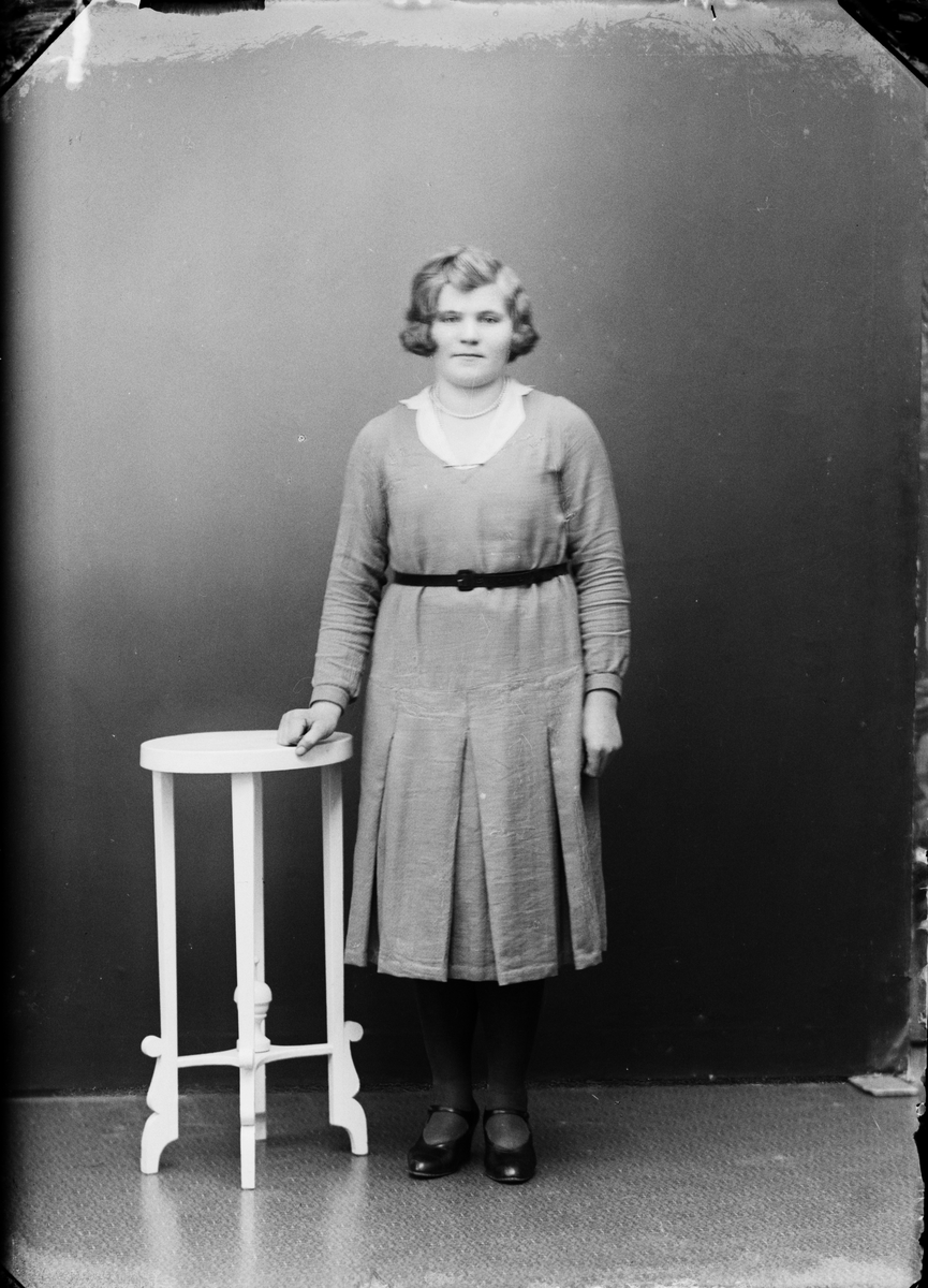 Skötsner-Edhlund, Ateljéporträtt - Elsa Jansson från Marka, Harg socken, Uppland