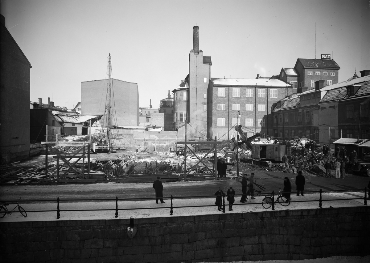 Paul Sandberg, Uppsala stadsbibliotek och Centralbadets simhall under uppförande, Östra Ågatan, Uppsala mars 1940