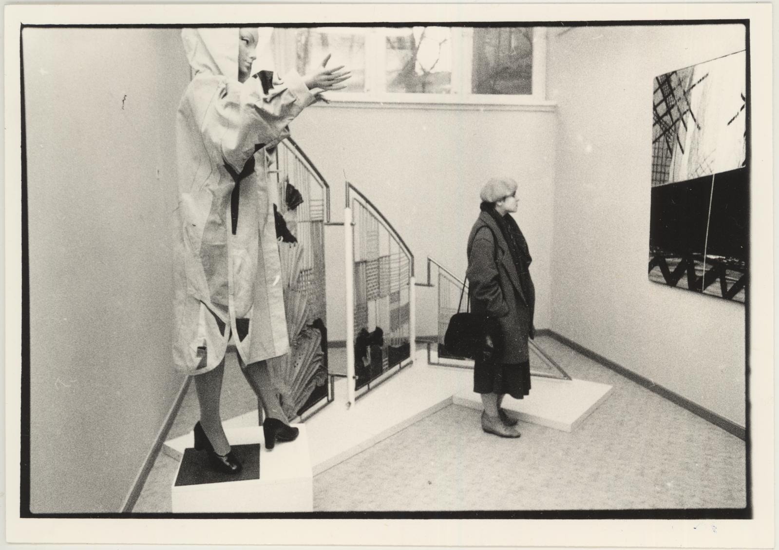 Luule (seosisik) Maar, Tarbekunstnike Sirje Kriisa, Luule Maari ja Katrin Pere grupinäitus 3.veebruar-11.märts 1989.a. Vaade saali. S. Kriisa kostüüm ja sirm
